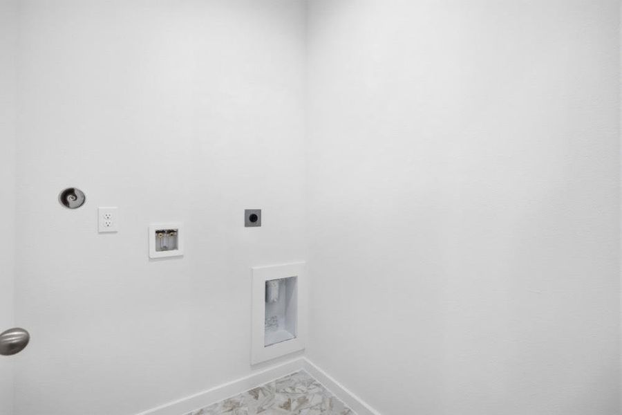 Spacious, unfurnished interior of a new home in , Iowa Colony (Image 15).