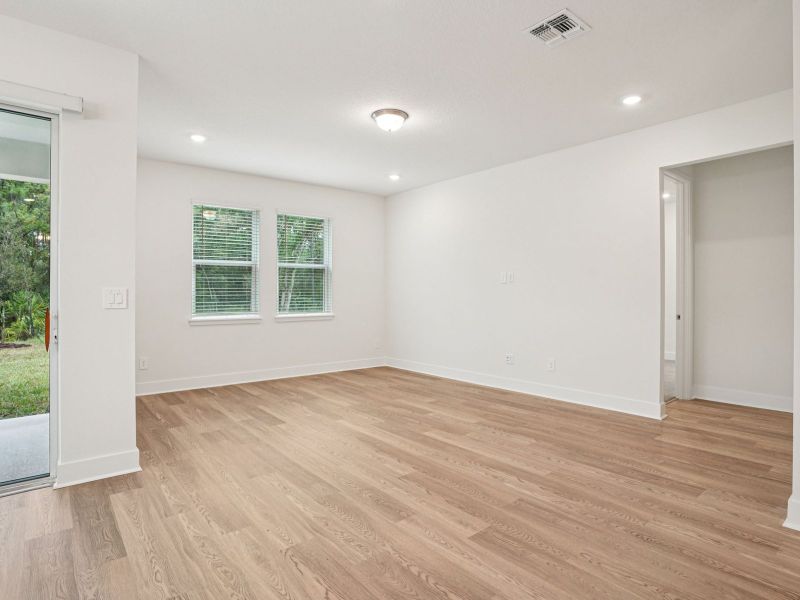 Spacious, unfurnished interior of a new home in Ridgehaven - Signature Series, Ormond Beach (Image 9).