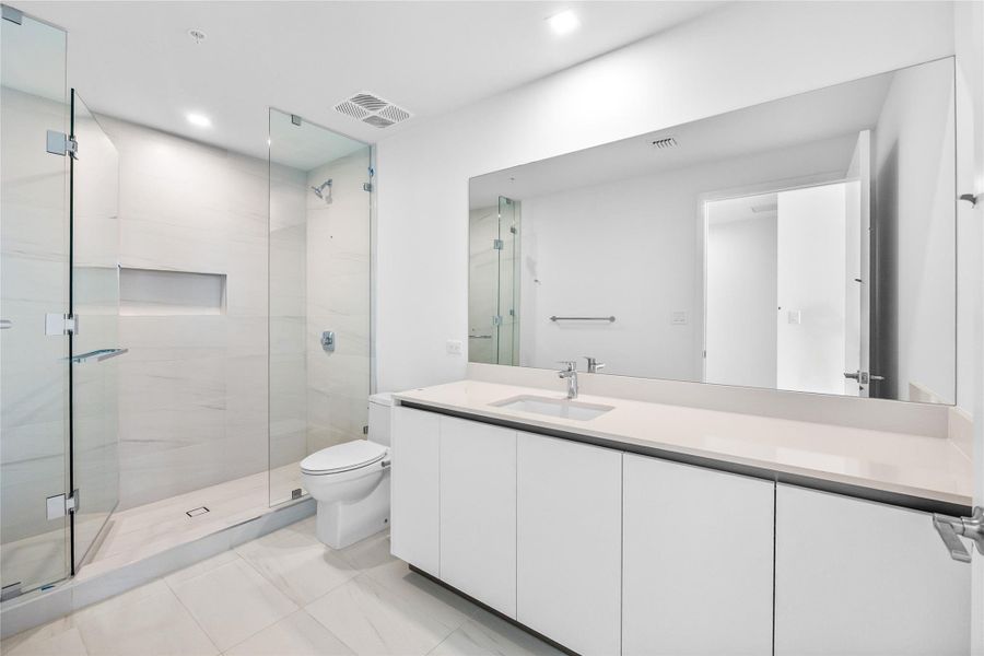 2nd Ensuite Bath with w/ in shower