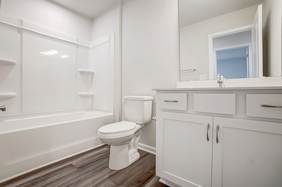 Upstairs hall full bath