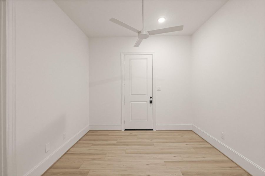 Spacious, unfurnished interior of a new home in The Park and The Reserve, Fulshear (Image 21).