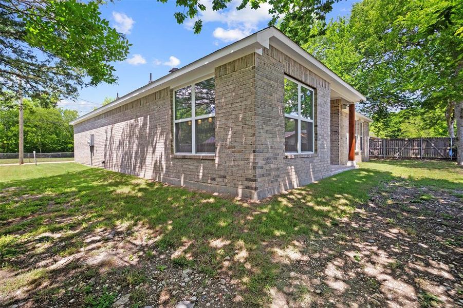 Exterior details and patio area of a home in , Waxahachie (Image 4).