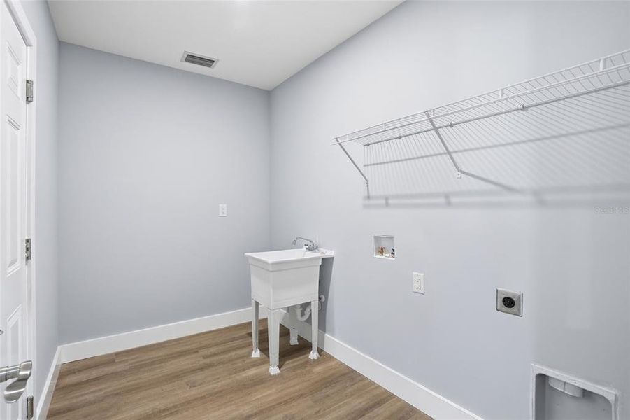 Spacious, unfurnished interior of a new home in , Cape Coral (Image 19).