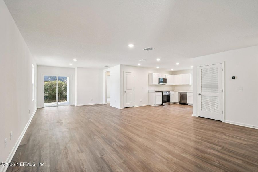 Spacious, unfurnished interior of a new home in Kings Landing, Jacksonville (Image 19).