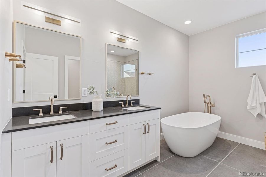 Photos are of a similar unit. Photos are of a similar unit.