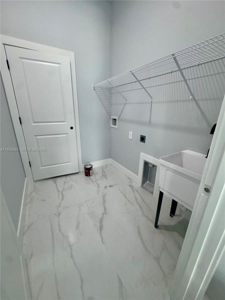 Spacious, unfurnished interior of a new home in , Lehigh Acres (Image 10).