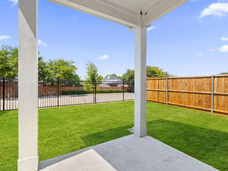 Exterior details and patio area of a home in Lake Park Villas, Wylie (Image 3).