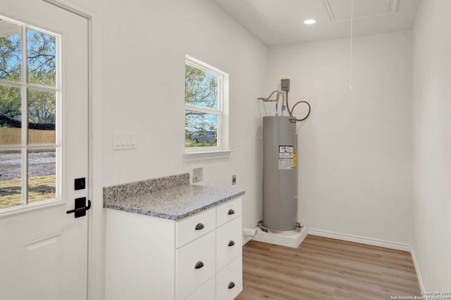 Furnished interior view inside a new home in , Hondo (Image 6).