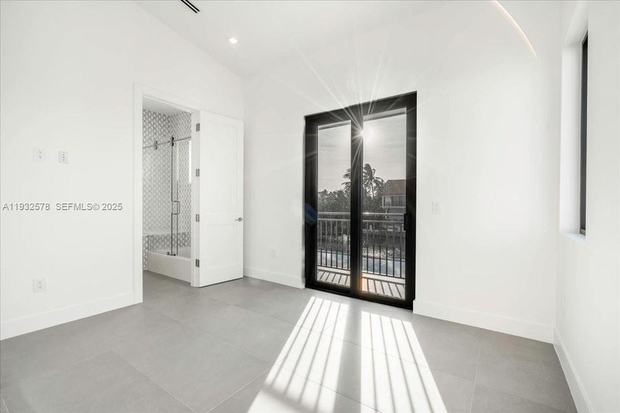 Spacious, unfurnished interior of a new home in , Marathon (Image 69).