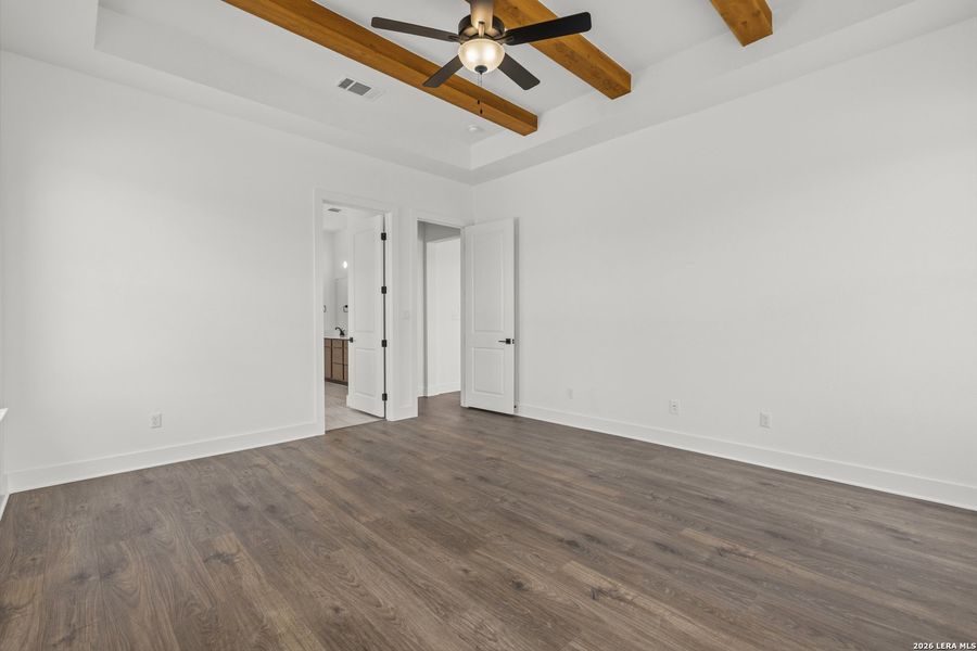 Spacious, unfurnished interior of a new home in , La Vernia (Image 21).
