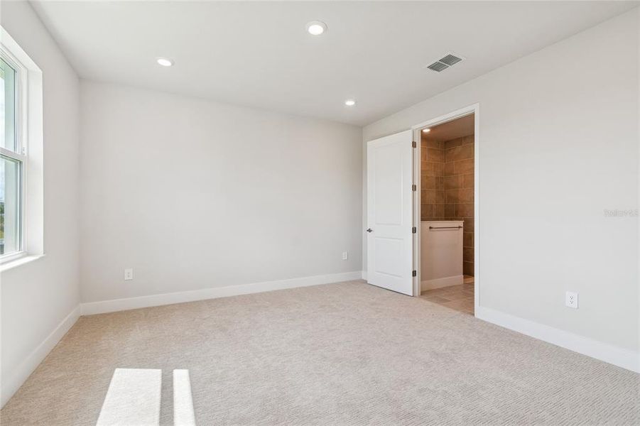 Spacious, unfurnished interior of a new home in Gracewater at Sarasota, Sarasota (Image 24).