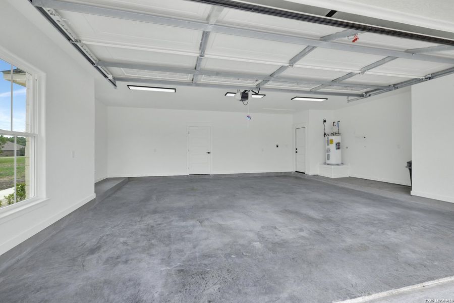 Spacious, unfurnished interior of a new home in , Seguin (Image 27).