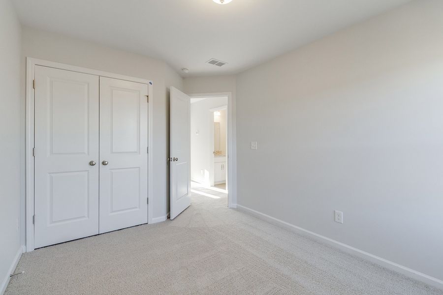 Spacious, unfurnished interior of a new home in Astoria, Columbia (Image 27).