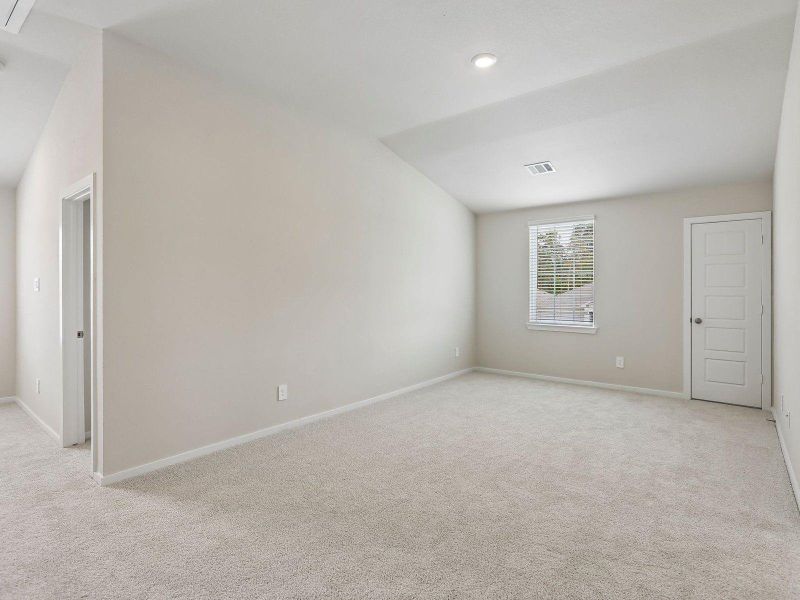 Spacious, unfurnished interior of a new home in Heights of Barbers Hill, Baytown (Image 34).