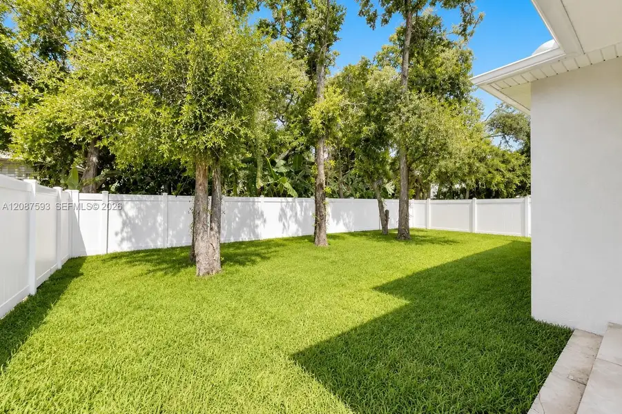 Exterior details and patio area of a home in , Tampa (Image 3).