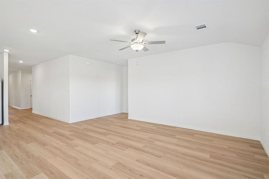 Spacious, unfurnished interior of a new home in Westmoor, Sherman (Image 36).