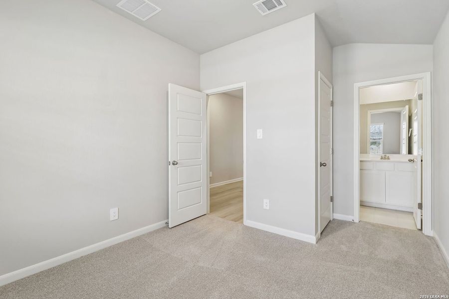 Spacious, unfurnished interior of a new home in Thomas Pond, San Antonio (Image 36).