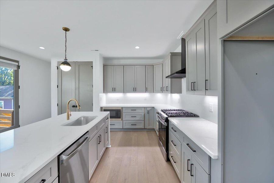 18-732 Hopkins St-18