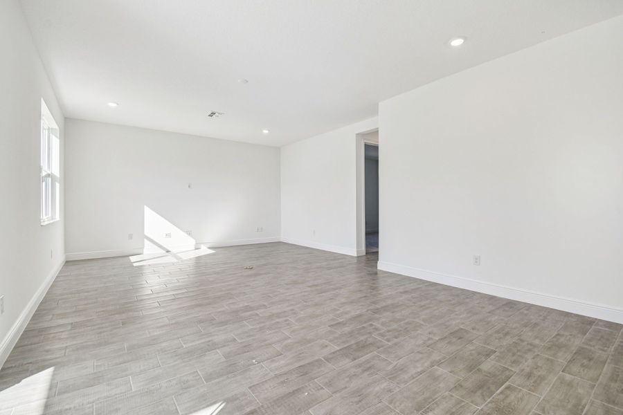 Representative unfurnished interior of a home built from the 50 ' - Saratoga by William Ryan Homes in Tamarack at Two Rivers, Zephyrhills (Image 48).