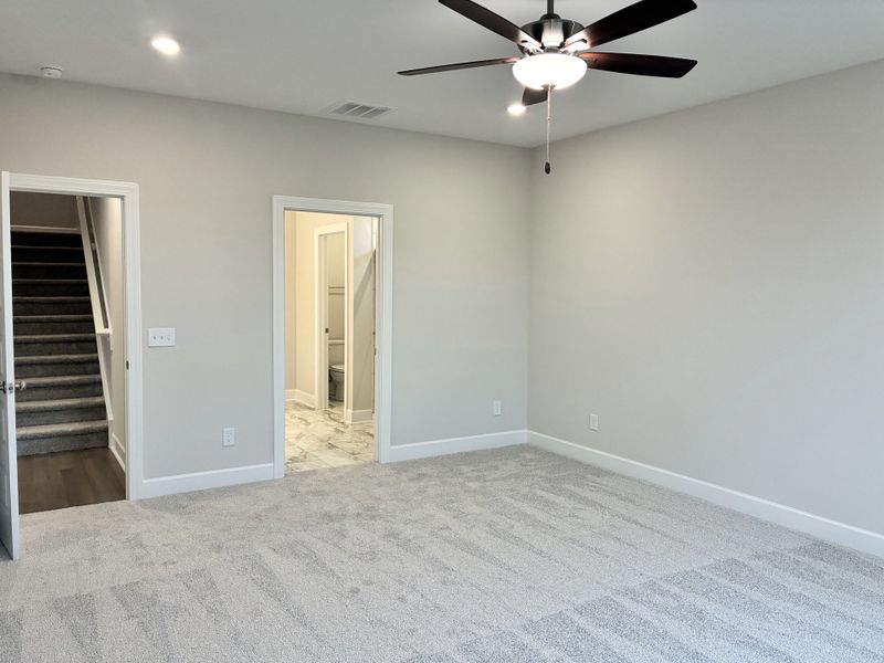 Spacious, unfurnished interior of a new home in Holly Ridge, Greenville (Image 12).