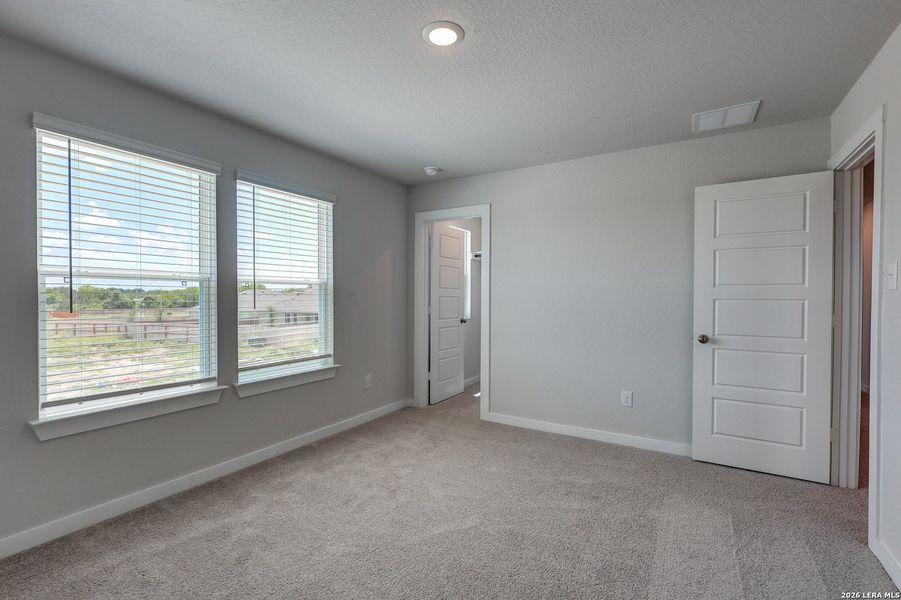Spacious, unfurnished interior of a new home in Garden Grove, San Antonio (Image 25).