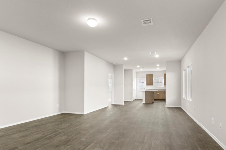 Spacious, unfurnished interior of a new home in Harvest Ridge, Elgin (Image 21).