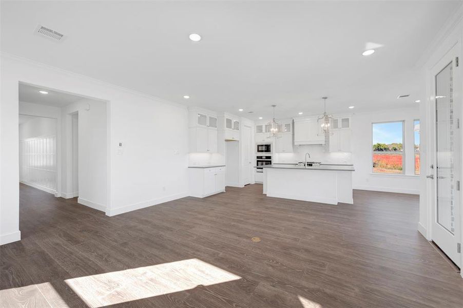 Spacious, unfurnished interior of a new home in Heath Golf & Yacht Villas, Heath (Image 23).