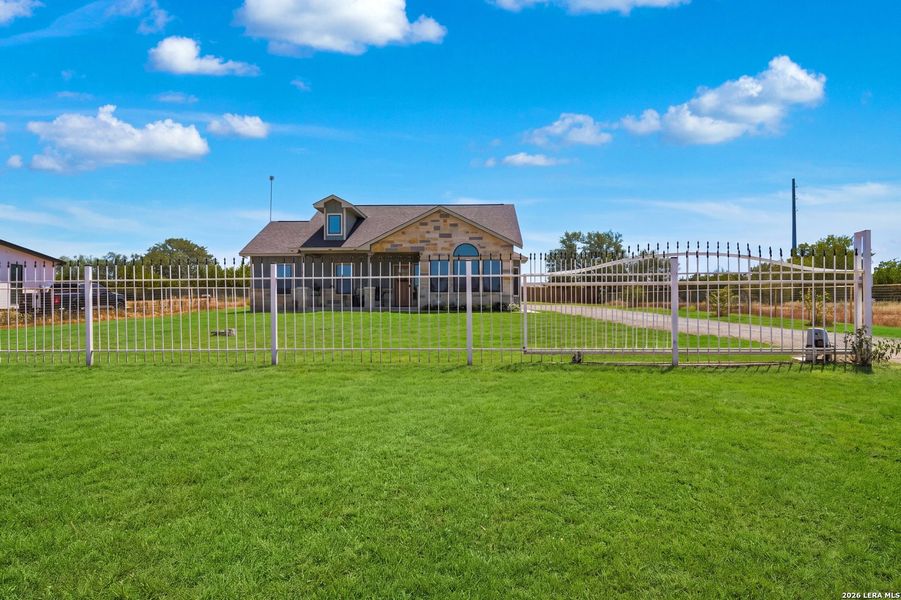 Community amenities in , Von Ormy (Image 28).