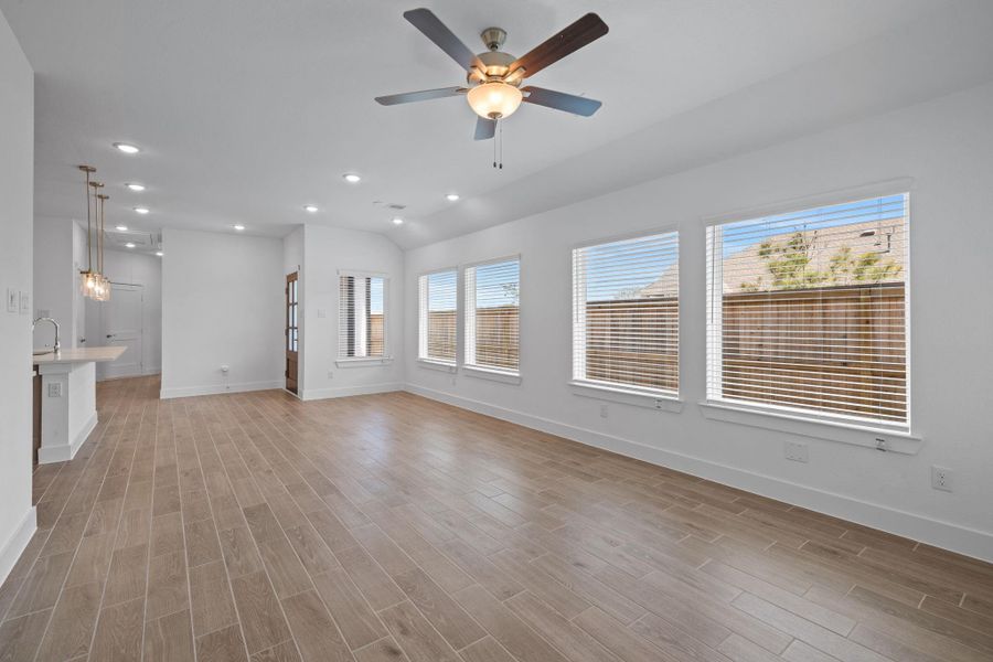 Spacious, unfurnished interior of a new home in Meridiana, Iowa Colony (Image 20).