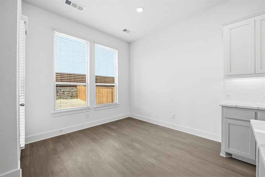 Spacious, unfurnished interior of a new home in Wildridge, Oak Point (Image 19).