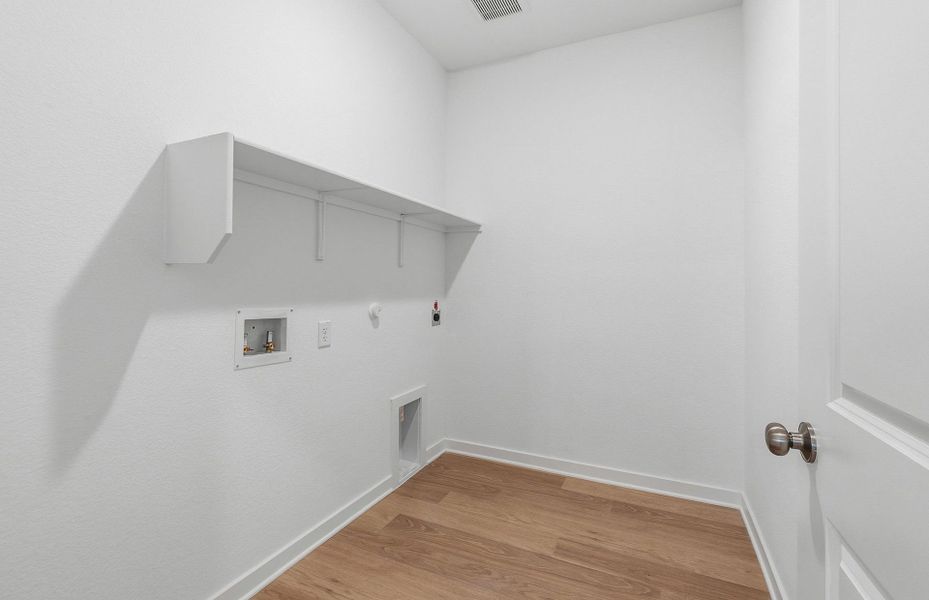 Spacious, unfurnished interior of a new home in Sunfield, Buda (Image 23).