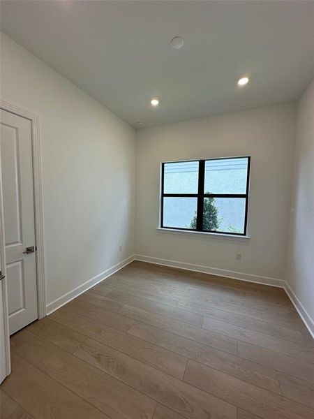 Spacious, unfurnished interior of a new home in Lakespur Wellen Park, Venice (Image 19).