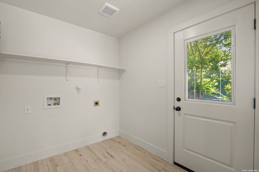 Spacious, unfurnished interior of a new home in , San Antonio (Image 19).