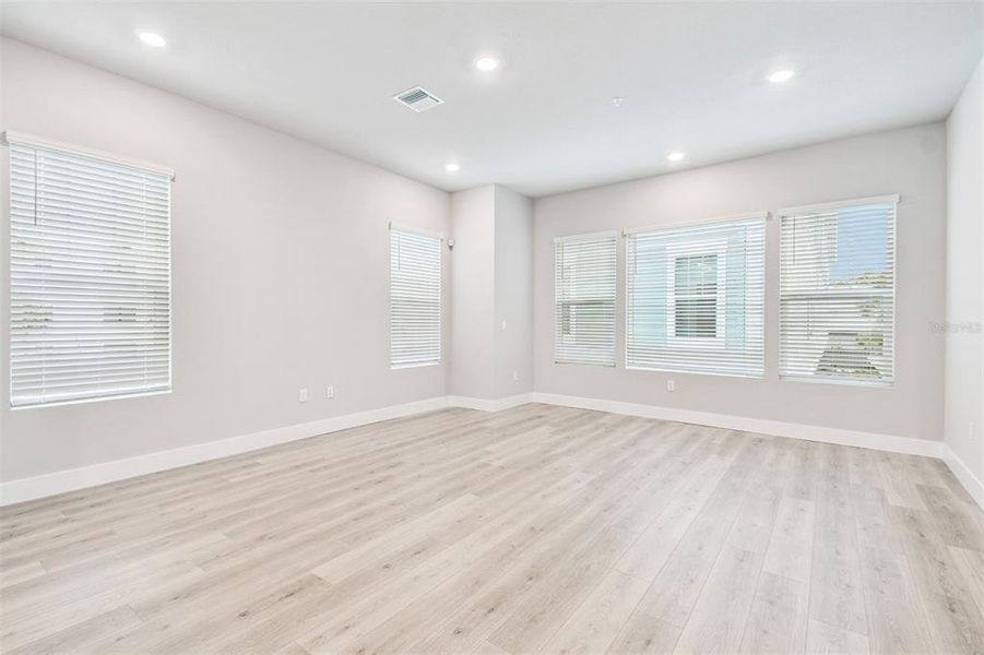 Spacious, unfurnished interior of a new home in Towns at Union, St. Petersburg (Image 21).