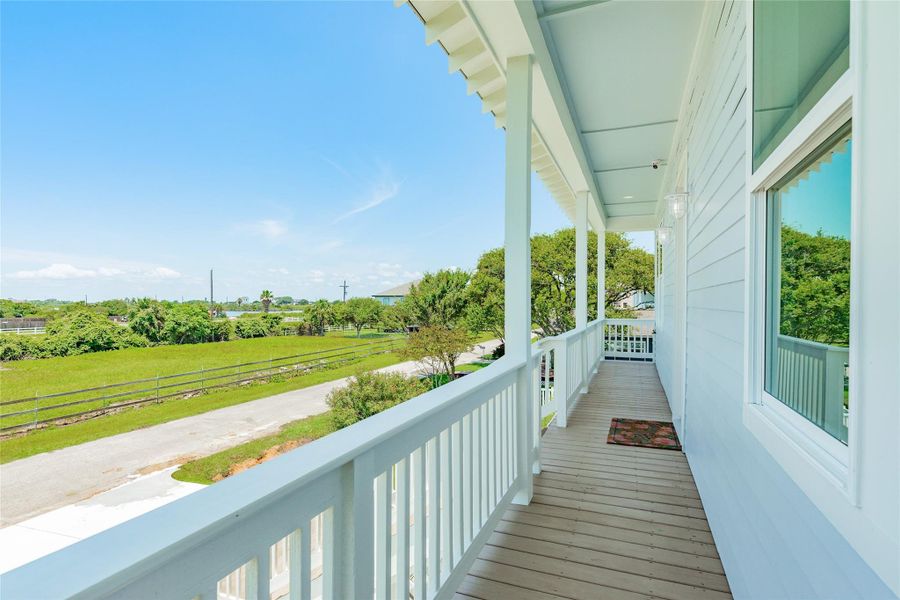 Exterior details and patio area of a home in , Galveston (Image 4).
