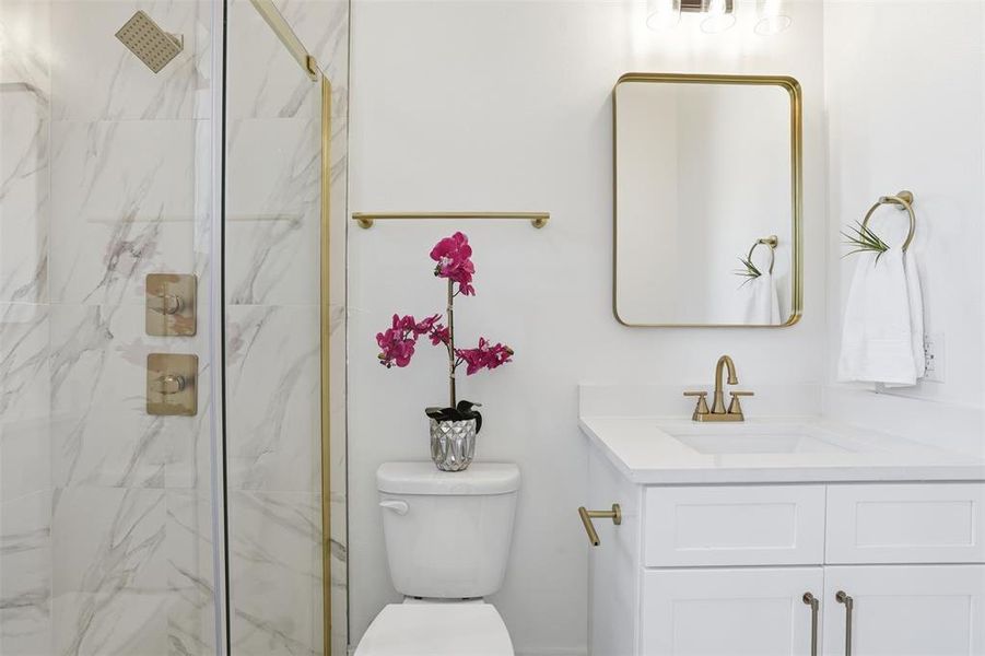 2nd primary en-suite bath