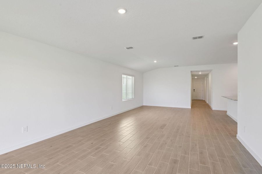 Spacious, unfurnished interior of a new home in Kings Preserve, Jacksonville (Image 31).