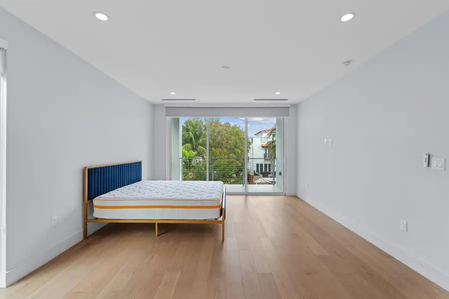 PRIMARY_BEDROOM_STRAIGHT_DT