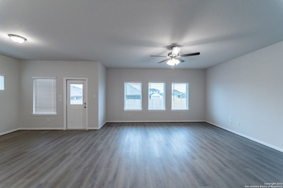 Spacious, unfurnished interior of a new home in Cloud Country, New Braunfels (Image 9).