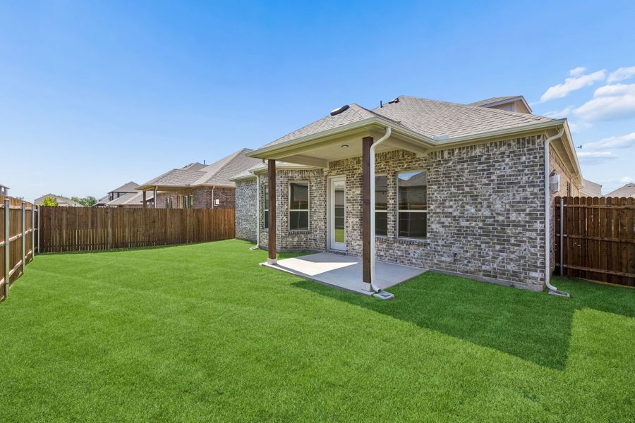 Exterior details and patio area of a home in Country Lakes, Denton (Image 4).