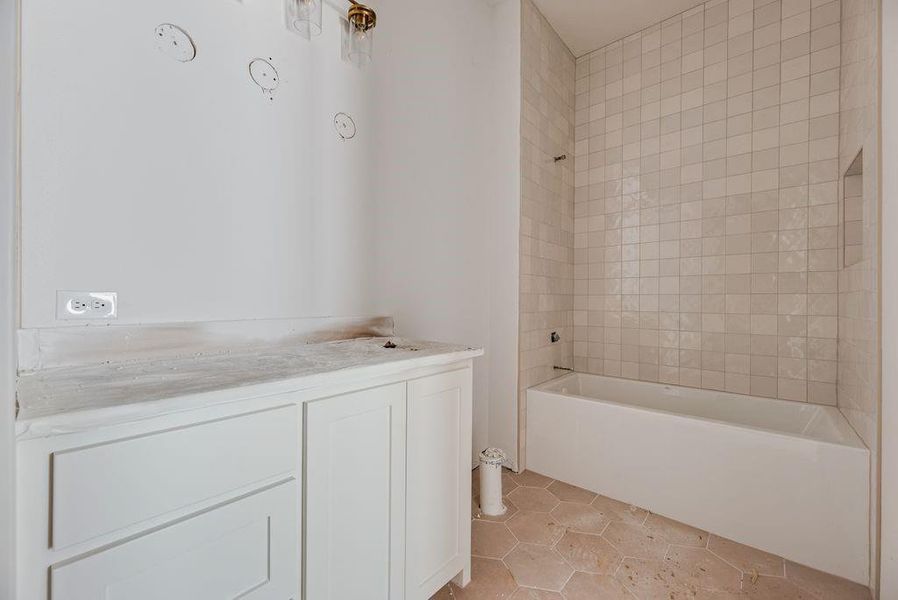 En suite bathroom in first floor secondary bedroom. En suite bathroom in first floor secondary bedroom.
