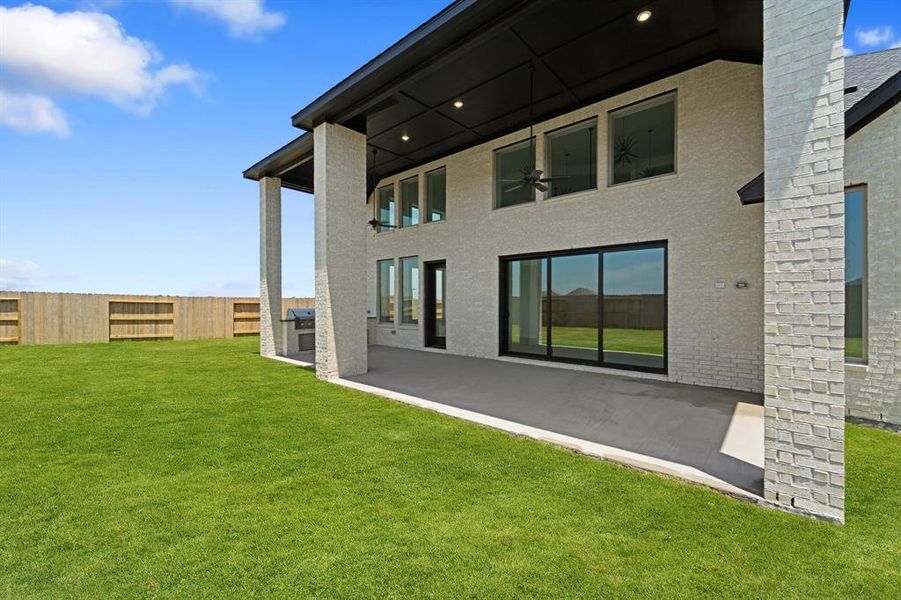 Exterior details and patio area of a home in Valencia 60', Manvel (Image 22).