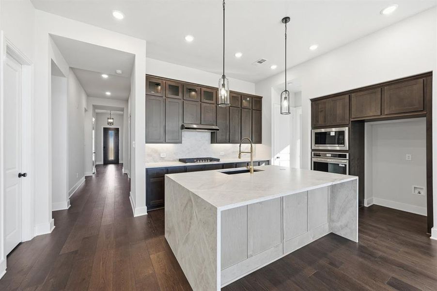 Furnished interior view inside a new home in Ridge Crossing, Waxahachie (Image 9). Furnished interior view inside a new home in Ridge Crossing, Waxahachie (Image 9).