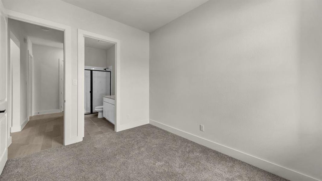 Spacious, unfurnished interior of a new home in Freeman Ranch, Weatherford (Image 22).