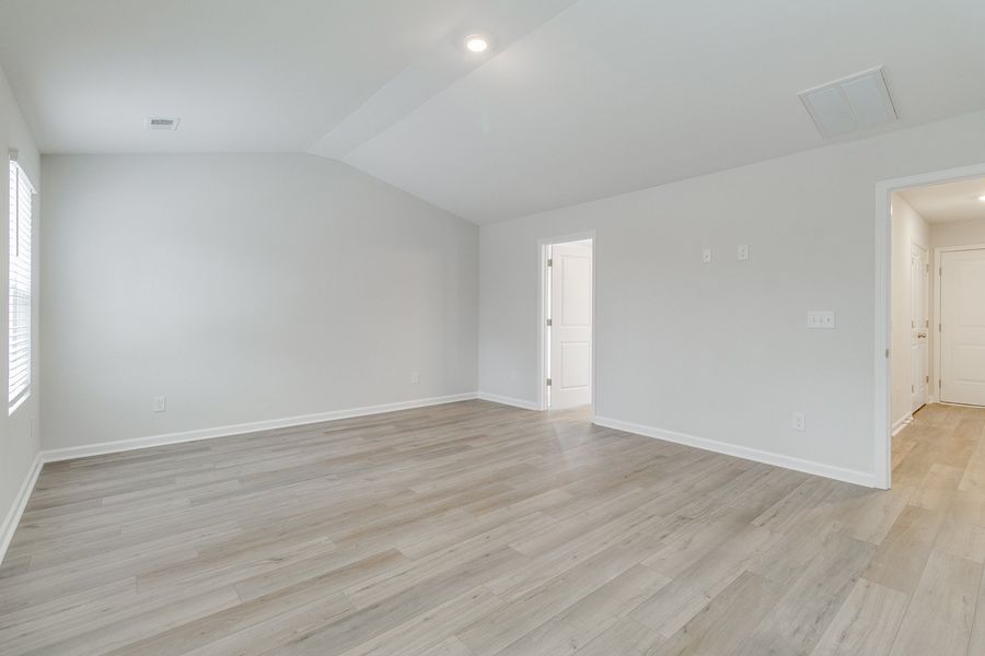 Spacious, unfurnished interior of a new home in Ellington, Elgin (Image 23).
