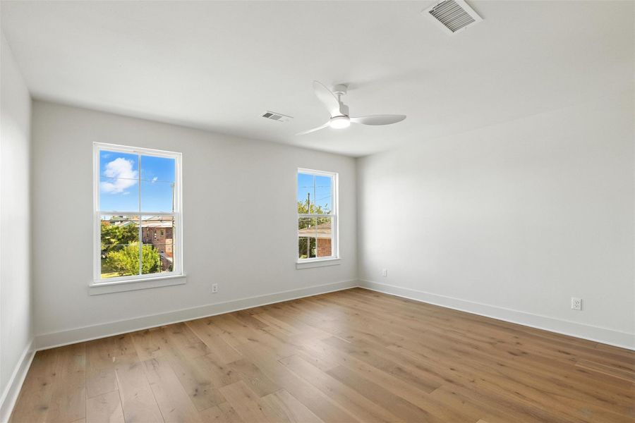 Spacious, unfurnished interior of a new home in , Galveston (Image 13).