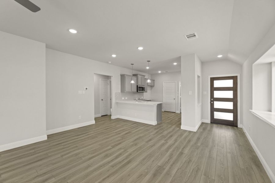 Spacious, unfurnished interior of a new home in Keeneland, Aubrey (Image 13).