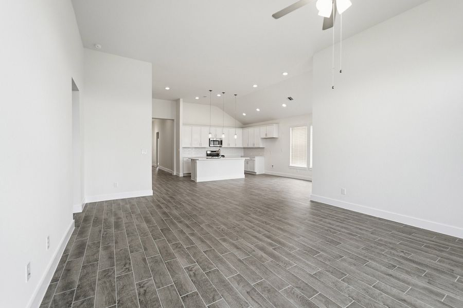 Spacious, unfurnished interior of a new home in Ashland, Angleton (Image 30).