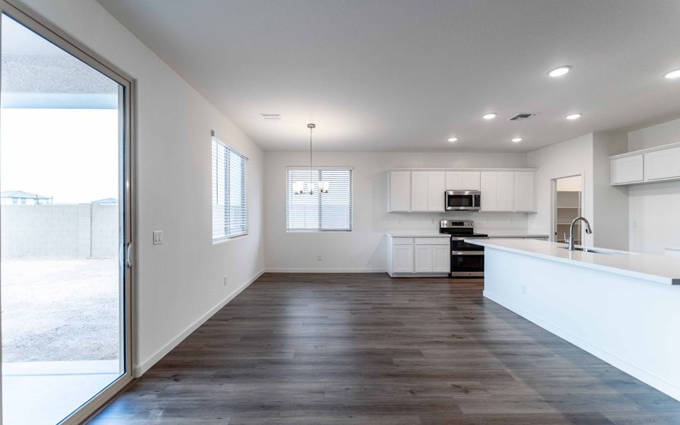 Spacious, unfurnished interior of a new home in Rancho Mirage, Maricopa (Image 15).