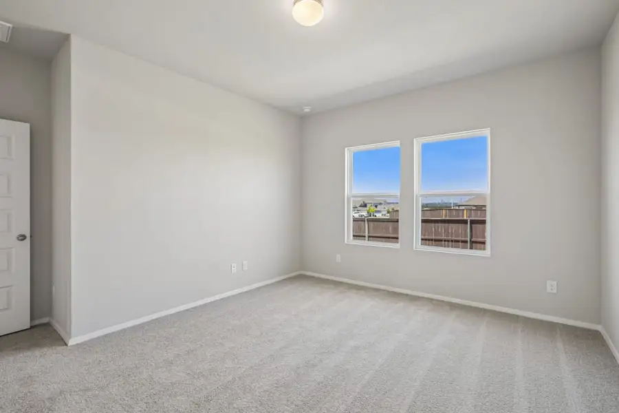 Spacious, unfurnished interior of a new home in Cloverleaf, Austin (Image 17).